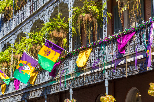Versierde huizen met Mardi Gras in French Quarter&nbsp;